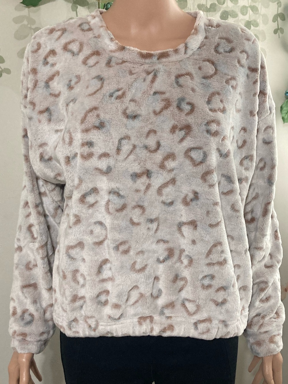 💎 Sz XL Hippie Rose Soft & Plush Animal Print Pullover - Cream and Gray